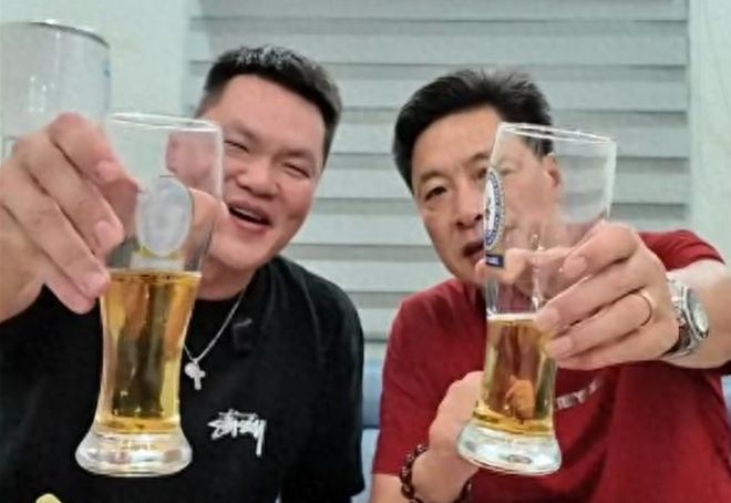 朱芳雨宴請恩師！和李春江相聚喝酒暢談，師徒二人把酒言歡太開心