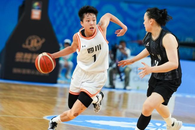 李夢接班人來瞭！中國女籃又一19歲1米81前鋒崛起：場均18+11奪冠
