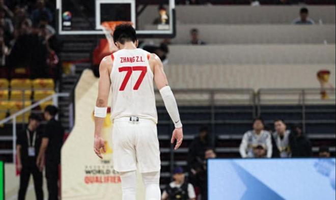 看瞭周琦1人拿球4人看的名場面，才知道王俊傑掩蓋瞭郭士強的無能