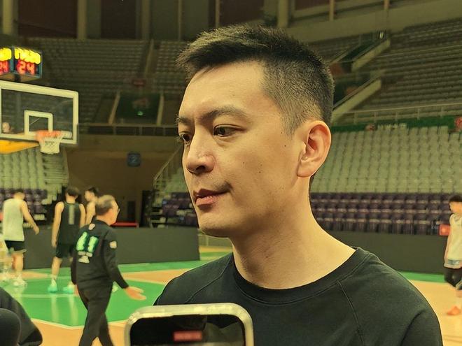 ‍楊鳴透露分兩步走：先把沖擊季後賽當作首要目標來抓，再做打算