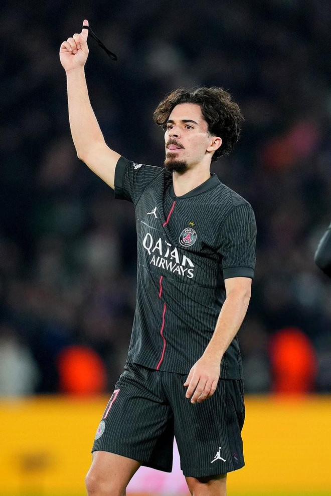 欧冠赛场戴帽，维蒂尼亚职业生涯首次单场打入3球