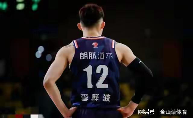 唉！2場杯賽運動戰僅得2分，CBA都打不明白的人，卻2次入選國傢隊