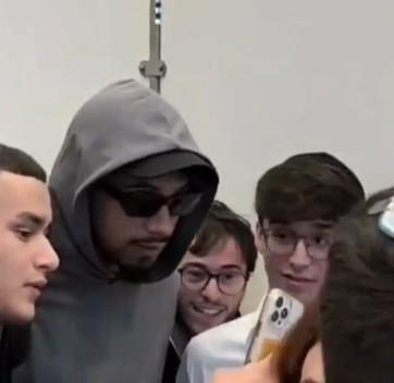 每体：阿劳霍现身以色列特拉维夫，将在那里度几天假