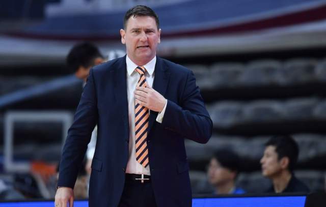 不服氣？輸給浙江後，福建男籃主帥發言惹爭議，球迷：學習許利民