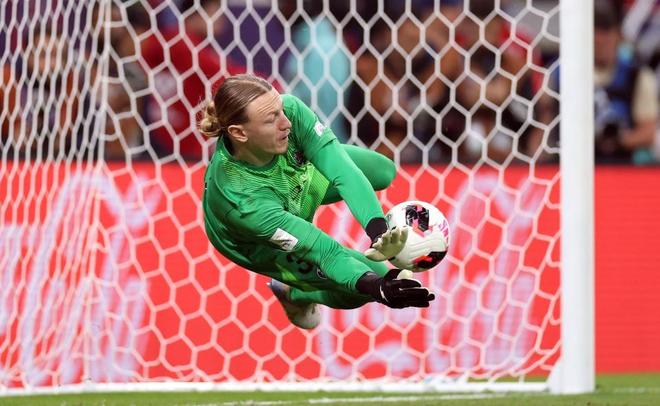 洲际杯连扑4点！26岁巴黎替补门将1战封神 夺冠后被队友高举致敬