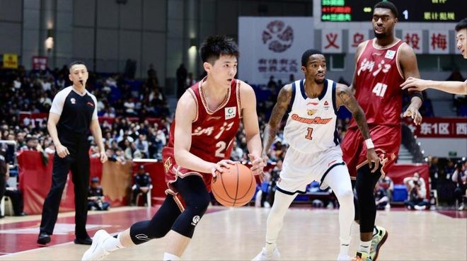 太強瞭！18歲小將力挽狂瀾，末節3記三分，球迷：沒你丁偉要下課