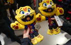 两次发售吉祥物加泰猫玩偶迅速售罄，巴萨官方表示将继续补货